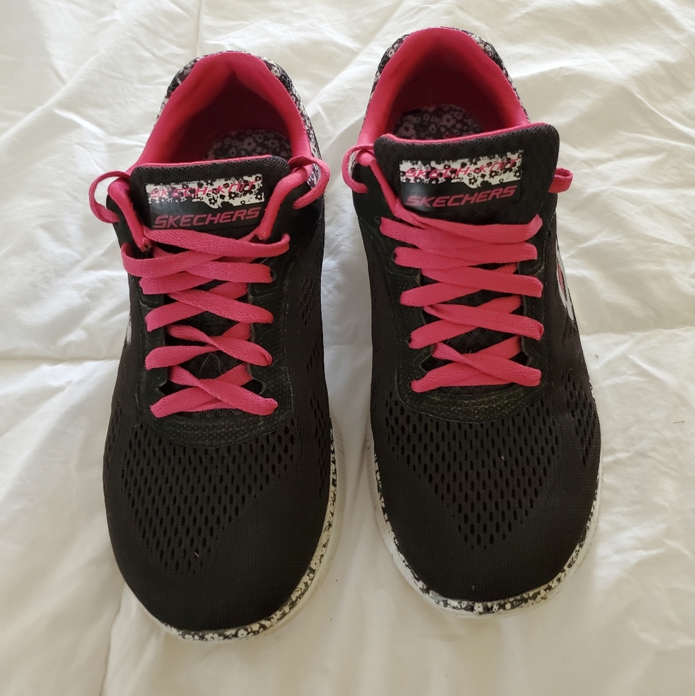 Skechers sneakers size 7.5 black/pink
